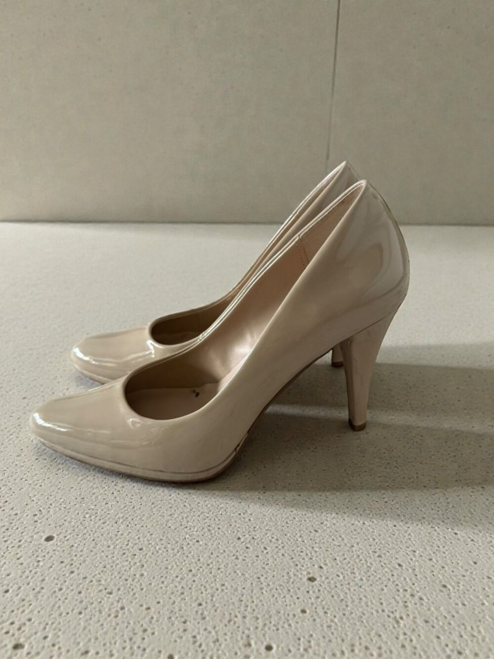 ELLEN TRACY Cody Beige Patent Almond Toe Heels Size 7